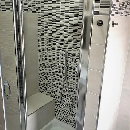 לינה וארוחת בוקר Art Centro 3*